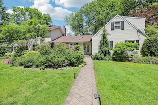 1 Meadowood Path, New Rochelle, NY 10804