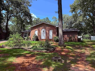 490 Lakewood Dr E, Muscle Shoals, AL 35661