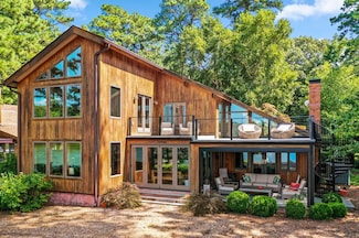 1106 Monarch Shores Rd, Kilmarnock, VA 22482