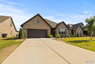 146 Willow Bank Cir, Priceville, AL 35603