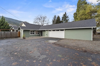 935 Pine St, Rogue River, OR 97537