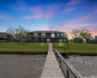 186 Trout St, Palacios, TX 77465