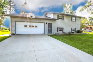 903 Willow Dr, Aberdeen, SD 57401