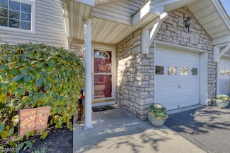 9 Crestmont Ct, Hamburg, NJ 07419