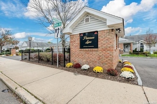 61 Primrose Ln Unit 61, North Babylon, NY 11703