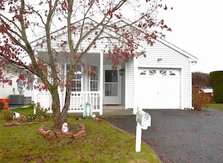 5157 Village Cir E, Manorville, NY 11949