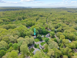5 Willow Ln, East Lyme, CT 06333