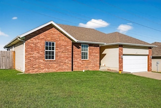 3331 S Hillcrest St, Springfield, MO 65807