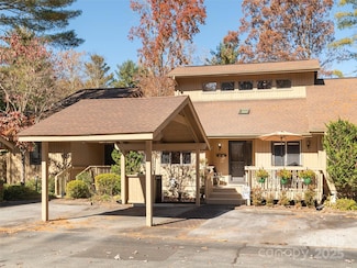 303 N Scarlet Oak Ln, Hendersonville, NC 28791