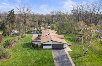 2330 N Pine Center Dr, West Bloomfield Township, MI 48323