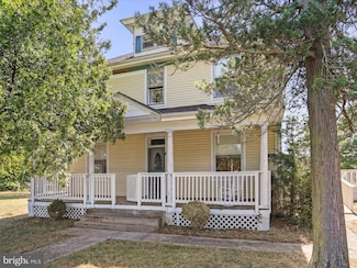 1048 Fairview Dr, Berkeley Springs, WV 25411