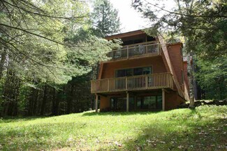 402 Marsh Family Rd, Hartford, VT 05001