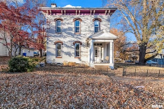 203 W Sheridan Rd, Petersburg, IL 62675