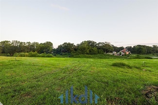 5815 Rose Cir, Des Moines, IA 50321