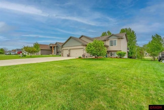345 E Horizon Dr, Le Center, MN 56057