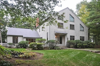 4 Crestview Ln, Milton, MA 02186