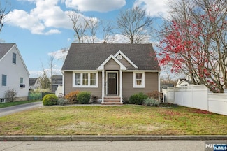 17 Walnut St, Bloomingdale, NJ 07403