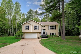 100 Springwood Ln E, Marquette, MI 49855
