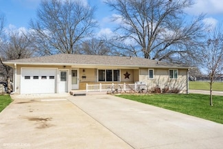 202 University St, Pella, IA 50219