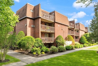 144 Kenrick St Unit 31, Brighton, MA 02135