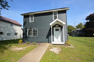 905 Van Buren St, Walkerton, IN 46574