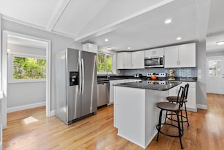 10 Hall St, Bedford, NH 03110