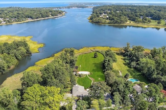 61 Factory Pond Rd, Locust Valley, NY 11560