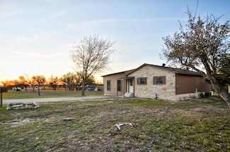 40 Deloris Dr, Harper, TX 78631