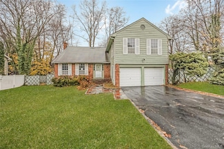 21 Hitching Post Ln, Glen Cove, NY 11542