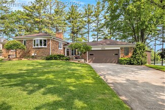 1030 Abseguami Trail, Lake Orion, MI 48362