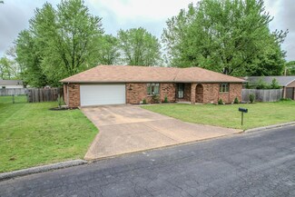 815 E 16th St, Mountain Grove, MO 65711