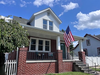 1843 Lindbergh St, Wyandotte, MI 48192