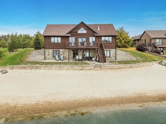 W5679 Castaway Dr, New Lisbon, WI 53950