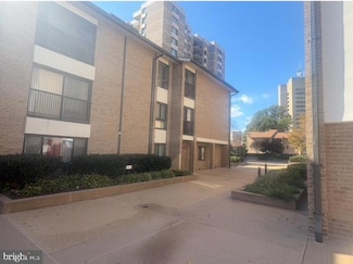 150 Monroe St Unit 150-302, Rockville, MD 20850