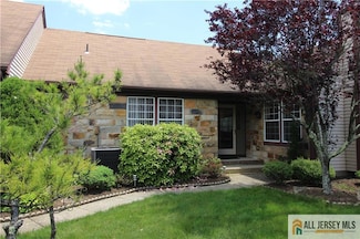 25 Bedfordshire Dr, Monroe Township, NJ 08831
