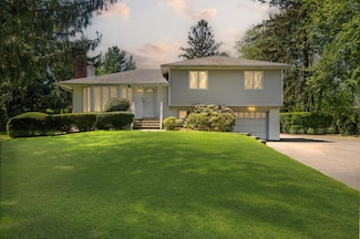 17 Duquesne Dr, Greenlawn, NY 11740