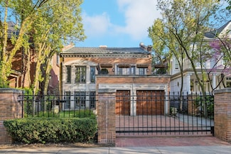 579 W Hawthorne Place, Chicago, IL 60657