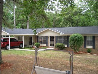 9 Ivy Ln, Moundville, AL 35474