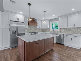 25 Riverdale Ave, Oakdale, NY 11769