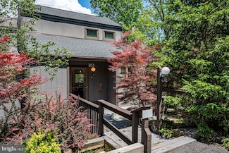 303 Cross Country Ln, Tannersville, PA 18372