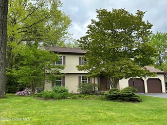 34 Ramblewood Ct, Schenectady, NY 12309