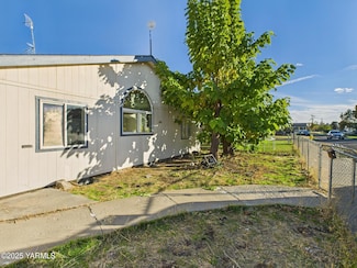 709 S Satus Ave, Wapato, WA 98951