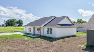 710 Ivy Ln, Sedalia, MO 65301