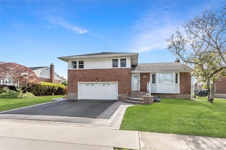 15 Ingram Dr, Hicksville, NY 11801