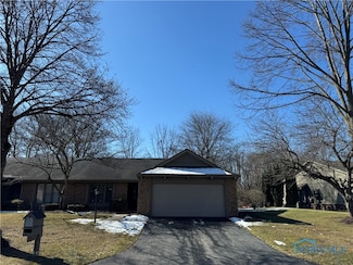 16 Wolf Ridge Dr, Holland, OH 43528