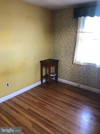 721 Oakwood Dr, Glenolden, PA 19036