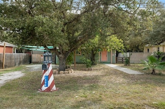 1308 S Kossuth St, Rockport, TX 78382