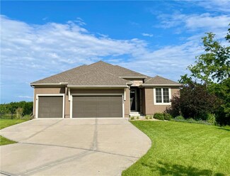 19000 Deer Run St, Spring Hill, KS 66083