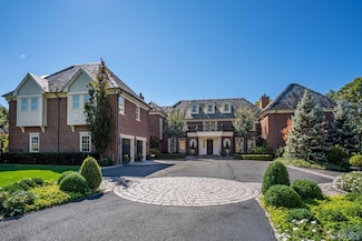 18 Gwynne Rd, Melville, NY 11747