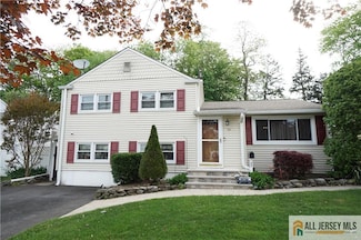90 Albert Dr, Parlin, NJ 08859